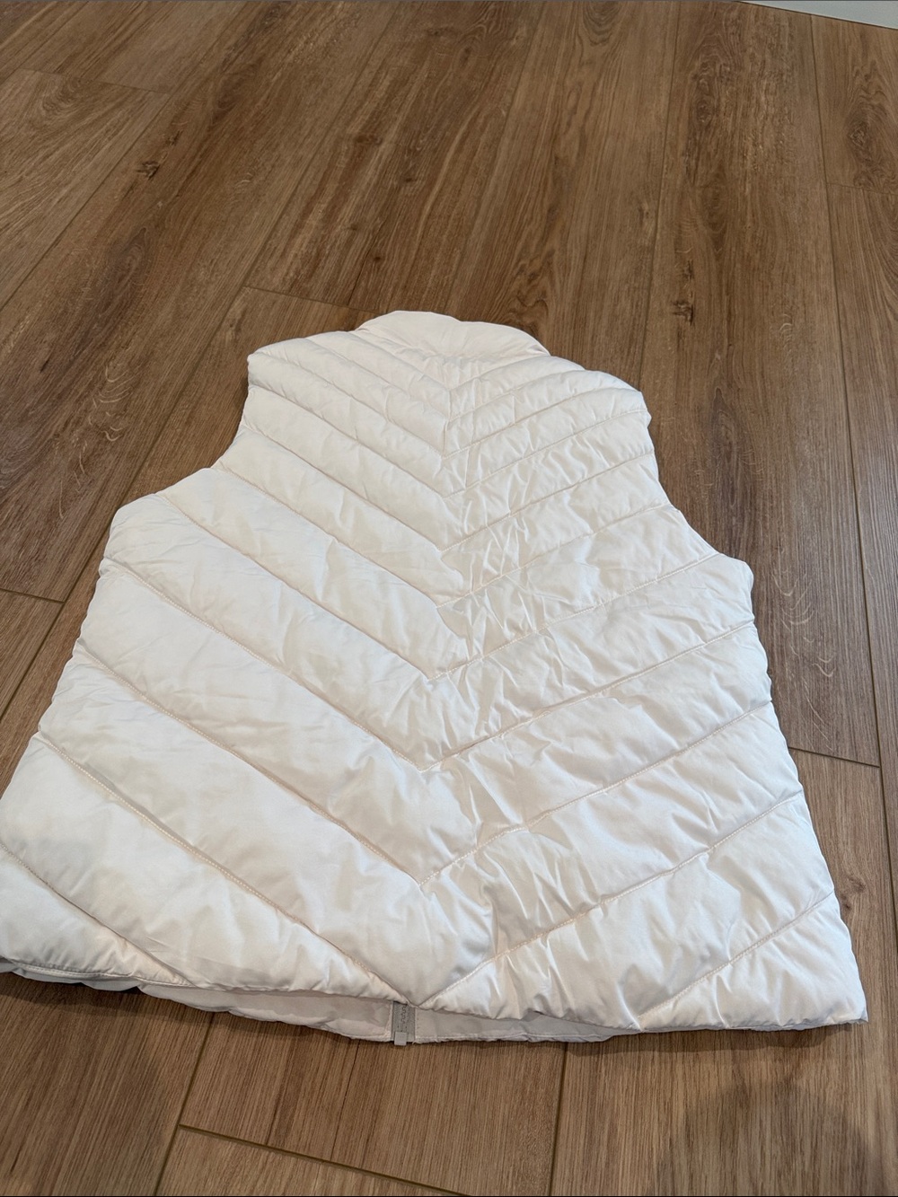 GAP Women's off-white Quilted Puffer Vest - Picture 3 of 6